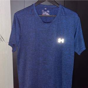 Jätte fin tränings tshirt, fin blå färg!  Använd ett fåtal gånger men är väldigt bekväm! Den är loose fit, så kan passa någon som har xl.  Pris kan diskuteras vid snabb affär