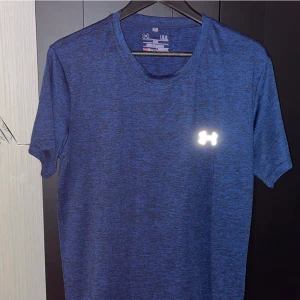 Under Armour Tshirt - Jätte fin tränings tshirt, fin blå färg!  Använd ett fåtal gånger men är väldigt bekväm! Den är loose fit, så kan passa någon som har xl.  Pris kan diskuteras vid snabb affär
