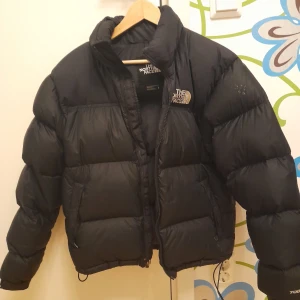 The north face nuptse jacket - Stl S man, passar kvinna också Puffer jacket. Två vita färg fläckar därav priset