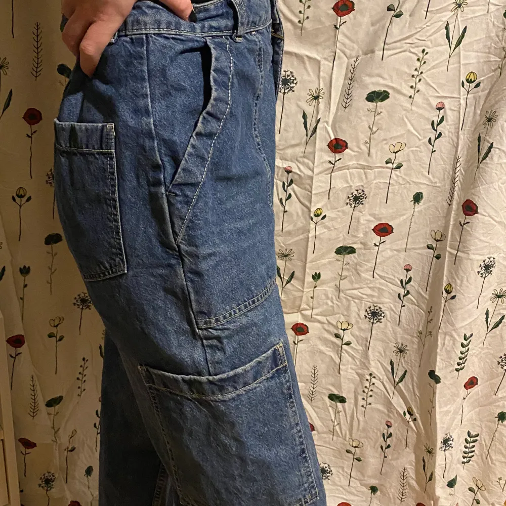 ett par mörkblåa cargo jeans från hm. klippta nertill så kortare än vanliga:). Jeans & Byxor.