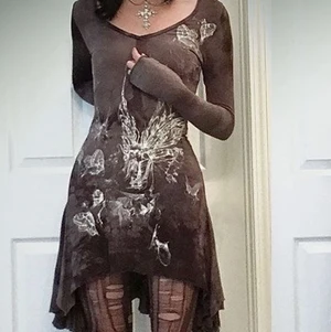 Fairy grunge dress - Superfin brun asymmetrisk klänning från emmiol. Säljer pga att den inte kommer till användning. Helt ny, har använts 1-2 gånger. Kan mötas upp i Trosa eller Stockholm, annars står köparen för frakten! :))) 