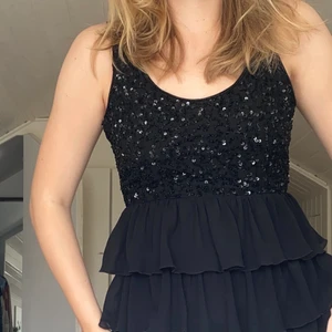 Svart glittrig klänning - Svart glittrig klänning i storlek 36. Den är köpt second hand och är aldrig använd av mig. Klänningen är i fint skick. Kontakta mig vid köp💕