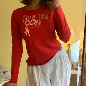 2000 röd tröja! - Såå söt men använder inte så ofta🥰 bekväm och passar till det mesta😋 (det står att det är size xl men skulle säga att den passar en S/M mer)