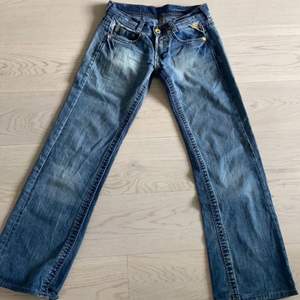 Säljer dessa jätte snygga jeans från replay i storlek w27 som tyvärr var för långa på mig som är 160. Köp direkt för 300 inklusive frakt. ☺️