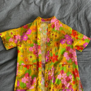 Flowery shirt - Really cute summer shirt Size S/M