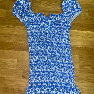 Klänning  - Säljer en jättefin klänning som jag använt 1 gång, den är ny💕i storlek s-M