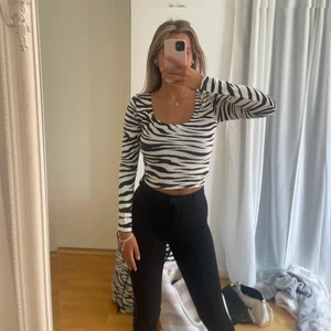 Zebra randig topp - Urringad zebra randig topp från GinaTricot. 90kr+frakt 🖤🖤 Storlek  Xs/S