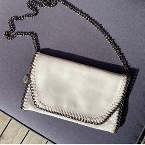 Stella McCartney  - Intressekoll på min Stella McCartney liknande väska! Älskar den men känner inte att den är min stil! 