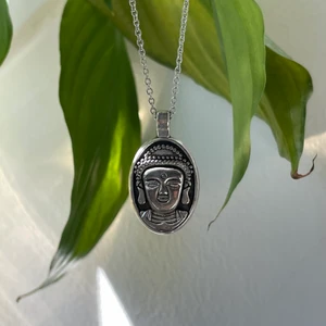Halsband - Silver färgat halsband med buddah på! (Frakt: 13 kr) 🌞