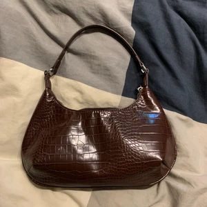 Brun axelväska -  Säljer min precis nyinköpta väska ifrån gina då jag har lite svårt för färgen💕 den är så gott som ny✨ Köpt för 299kr