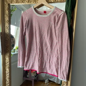 Randig finstickad tröja från esprit - Super skön och jättefi, kanterna har lite glitter i sig, stl L men mer som s/m