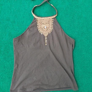 Halter topp - Somrig halter topp. Är stor för mig men brukar knyta den där bak. Kan ni sy är den väldigt enkel att fixa.  Ställ gärna frågor om ni har några!