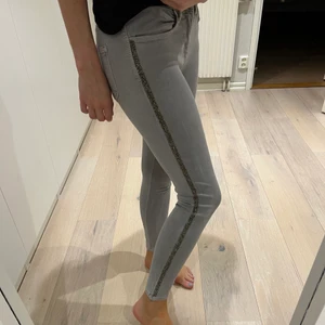 Zara jeans - Supercoola ljusgråa byxor med ngt slags glitter på sidan av ytterbenen från Zara i storlek 34/36🤍✨