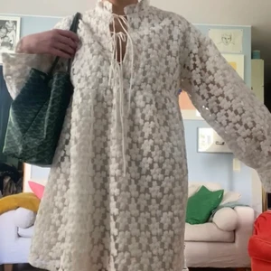 Sommar klänning  - Säljer denna underbara somriga klänning från zara! Nästan som ny, då jag endast använt den på midsommar🫶🏼 storlek 34 men den är väldigt rymlig så den passar mig som är en 36❣️