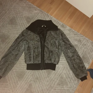 Pälsjacka  - Super fin och skön pälsjacka som är förliten på mej nu :( 