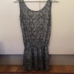 Somrig/bohemisk jumpsuit - Härligt mönstrad och somrig jumpsuit med bohemiskt motiv.