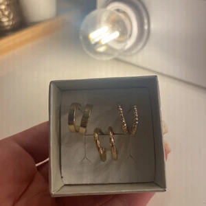 Örhängen - Guldiga örhängen, frakt ligger på 13kr!