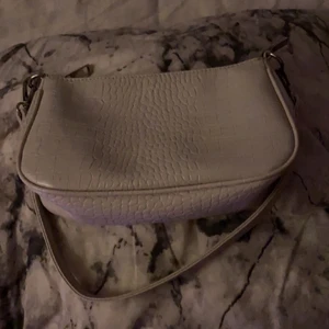 Axelväska - En axelväska från gina nästintill oanvänd!❤️