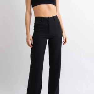 Kostymbyxor  - Säljer mina fina kostymbyxor från madlady då jag har ett par likadana 🫶🏾 dom är i storlek M och längd 32, alltså rätt långa💓