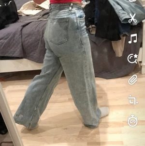 Monki Yoko  - Säljer dessa i Yoko modell strl w28 sitter såhär på mig som är i w25😁 pris 100+frakt alternativt efter överenskommelse😁❤️🥰