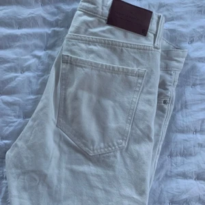  jeans från Cubus - Jag säljer ett par vita cubus byxor som är en mer loose fit. 