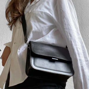 Väska - Svart väska i nyskick☺️ går att justera banden