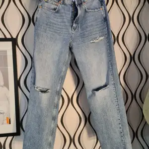 Jeans från Gina tricot, storlek 40. Endast provade. Petite modell med hög midja. Kan skicka fler bilder vid seriöst intresse