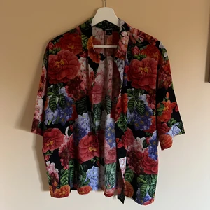 Blommig skjorta storlek S  - Storlek S men känns som oversized 