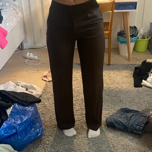 Bruna byxor - Helt oanvända Lågmidjade byxor🤎