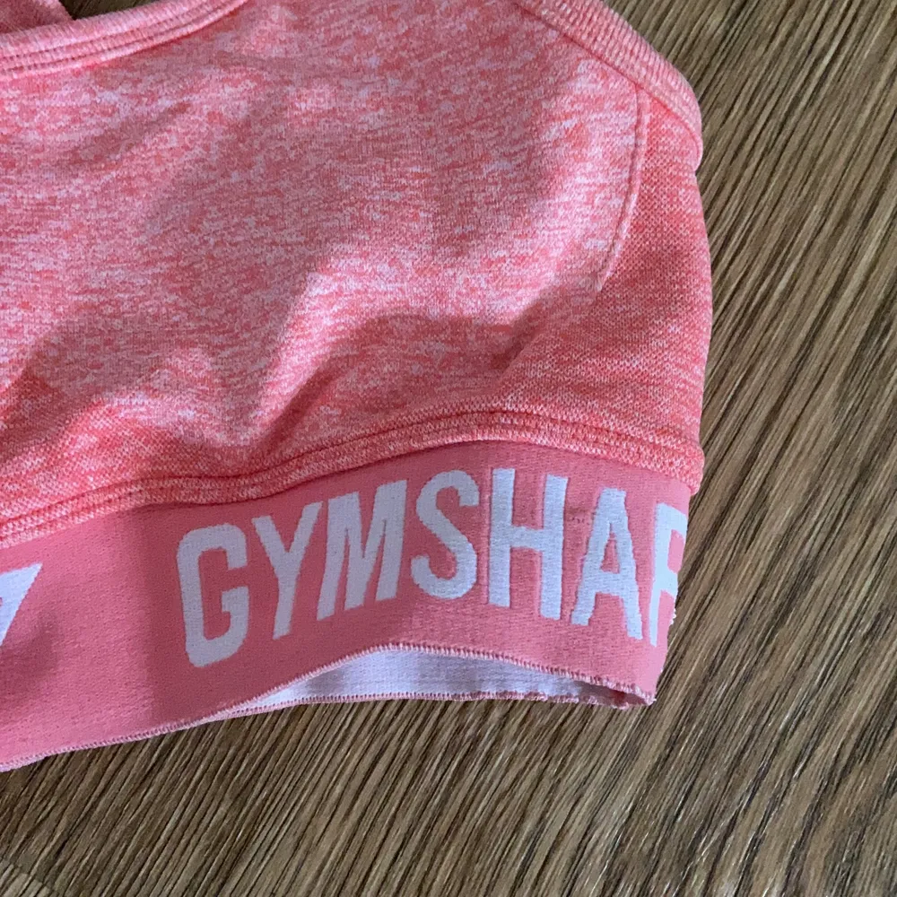 En fin gymshark sport-bh i rosa färg . Hoodies.