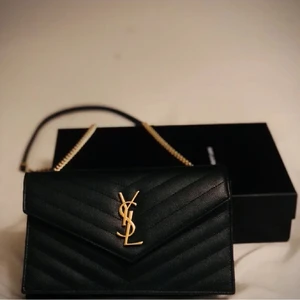 Helt ny Saint Laurent väska  - Yves Saint Laurent väska. Använd få gånger. Certifikat & dustbag medföljer. Priset kan diskuteras. Inga skambud. 