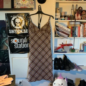 Långklänning - Snygg långklänning från SHEIN, använd bara ett fåtal gånger. Ena bandet är på sytt då det ramla av när den öppnades💞( se bild 2)