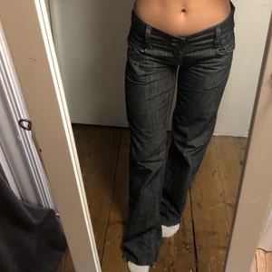 Lågmidjade jeans - Tar bara plats. Hör av dig om du har frågor, jag är 160👍