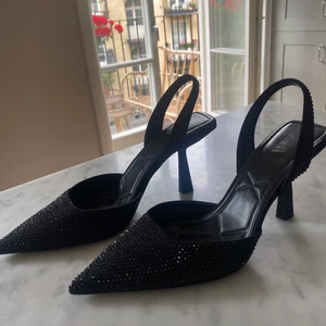 Zara klaclskor - Klackskor i mycketbra skick, endast använda en gång. 