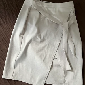 Kjol - Grå kjol med snöre , aldrig använd . Storlek xs 