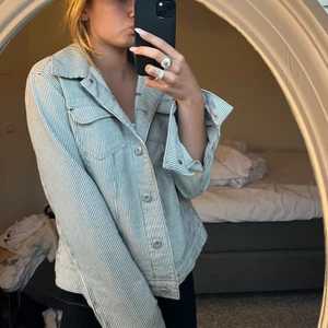 Jeansjacka  - Cool jeansjacka som är köpt second hand i storlek XL (skulle verkligen säga att det är en S eller M). 100 kr plus frakt på 66 kr🫶 