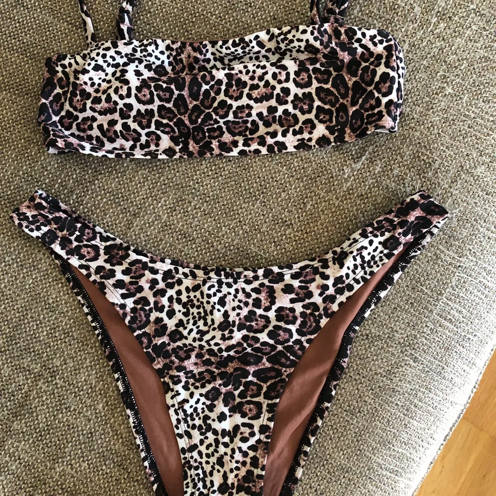 Söt leopardfärgad bikini från Bik Bok. Överdelen stl XS, nederdelen stl S. Fint skick!. Övrigt.