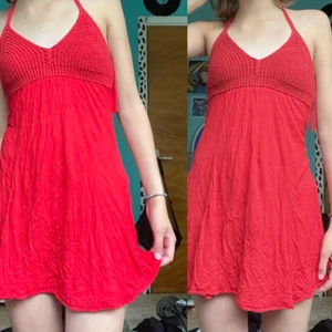 Halterneck klänning - En jättefin halterneck klänning med stickade kupor. Köpt secondhand och har inga lappar på sig. Skulle gissa på att det är en s men om du har m passar den nog också bra eftersom att den har väldigt stort fladdrigt tyg. Frakten ingår i priset!🫶🏻