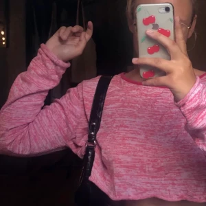 Rosa croppad tröja - En jätte söt rosa croppad tröja i skönt och mysigt material. Köptes här på plick men har inte plats i garderoben så säljer den vidare💓