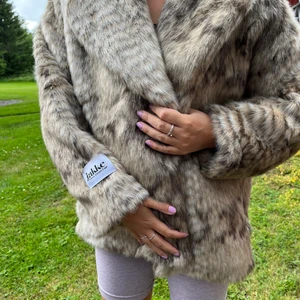 Jakke jacka - Jakke Jacka, fake päls. Aldrig använda, stl 38 Köparen står för frakt 