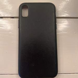 Säljer detta svarta skal från Apple i läder, passar till iPhone X/XS🥰 Pris: 100kr + frakt (13kr)  Köparen står för frakten!💖