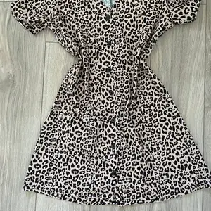 Leopard mönstrad klänning xs 