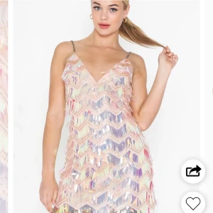 Rosa klänning i storlek 40 - Rosa klänning i storlek 40. Nyskick. Köparen står för frakt. 