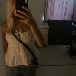 Vit blus  - Säljer denna tröjan för använder aldrig den. Har användt den en gång så den är i jättebra skick! Skriv privat om ni har frågor 😇