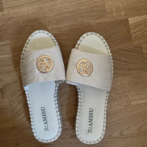 Beige sandaler i storlek 39 - Beige sandaler i storlek 39. Helt nya. Köparen står för frakt.