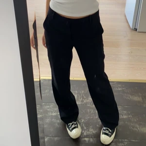 Kostymbyxor  - Säljer nu mina älskade kostymbyxor, inga defekter och dom är mid waist. Frakt 62kr