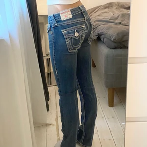 True Religion jeans - ‼️INTRESSEKOLL‼️ på dessa trueys i en så fin ljusblå wash. så trendiga och fina till allt! sitter lågmidjat straight/bootcut, passar mig som brukar ha 34-36 och är ca 167cm. midja 39cm innerben 83cm. skriv för frågor, mått eller fler bilder💞💞💕 BUD: 1220kr💕💕