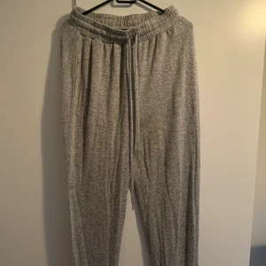 Mjukisbyxor gråa - Säljer ett par gråa mjukis i tunnt och mysigt material💕 bild med plagget på kan fås privat. Byxorna passar mig som är 172, men skulle passa någon upp till 175! Mudd i både midja och ben, lös passform. Finns ingen lapp om storlek men skulle passa en XS-M