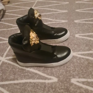 Versace skorna nästan nya. - De är använd bara två gånger. Storlek är 39 men liten i storlek.