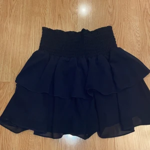 Blå volangkjol - Köpte förra året och har använt en del men känner nu att den kan få gå vidare till någon annan då jag har andra kjolar som jag föredrar❤️ Köptes för 499kr